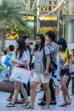 2011.04.29, Bangkok, Tayland. Alışveriş yapan ve eve giden insanlar.