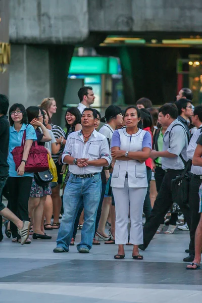 2011 Bangkok Tajlandia Turyści Miejscowi Oglądając Transmisję Żywo Ekranie Ulicy — Zdjęcie stockowe