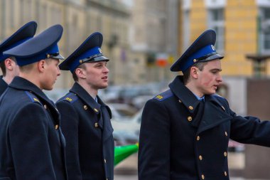 2010.04.18, Moskova, Rusya. Sokakta ateş eden genç çekici erkeklerin yan görünümü. Moskova'da dolaşan öğrenciler.