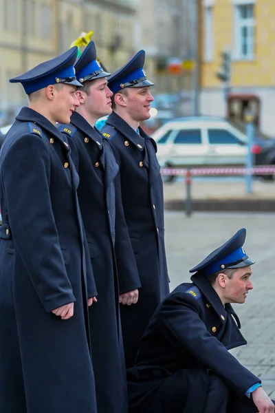 2010 Moskau Russland Seitenansicht Junger Attraktiver Männer Die Auf Der — Stockfoto