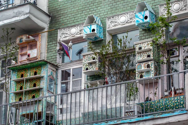 2010 莫斯科 俄罗斯 阳台上有五颜六色的鸟舍 住在阳台上的鸽子 — 图库照片