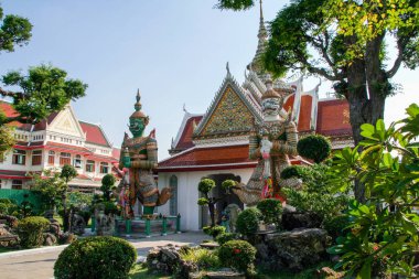 2011.04.30, Bangkok, Tayland. Wat Arun'un mavi gökyüzünün arka planı üzerindeki yapısı. Şafak Tapınağı. Bangkok Turistik Yerler.