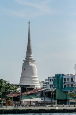 2011.04.30, Bangkok, Tayland. Wat Arun'un mavi gökyüzünün arka planı üzerindeki yapısı. Şafak Tapınağı. Bangkok Turistik Yerler.