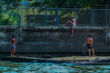 2011.04.30, Bangkok, Tayland. Koyda oynayan küçük çocukların nehir manzarası. Suya atlayan çocuklar. 