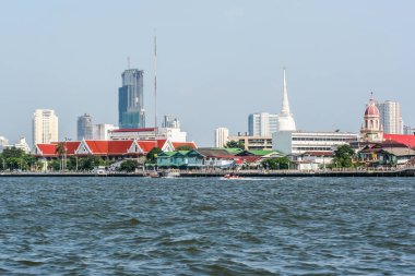2011.04.30, Bangkok, Tayland. Bir Wat nehir görünümü - Budist tapınaklar ve Bangkok diğer binalar ve nehir tarafından yüzen tekneler bir tür. Tekne ile Asya'da seyahat.