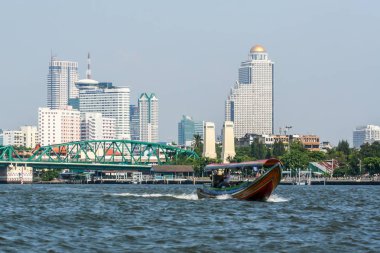 2011.04.30, Bangkok, Tayland. Bir Wat nehir görünümü - Budist tapınaklar ve Bangkok diğer binalar ve nehir tarafından yüzen tekneler bir tür. Tekne ile Asya'da seyahat.