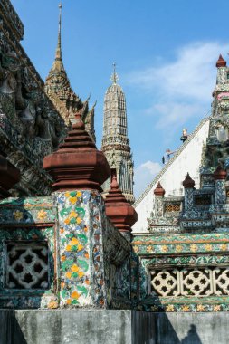 2011.04.30, Bangkok, Tayland. Turistler mavi gökyüzü arka planda Wat Arun yapısı üzerinde tırmanma. Şafak Tapınağı. Bangkok Turistik Yerler.