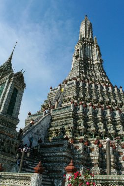 2011.04.30, Bangkok, Tayland. Turistler mavi gökyüzü arka planda Wat Arun yapısı üzerinde tırmanma. Şafak Tapınağı. Bangkok Turistik Yerler.