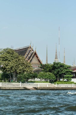 2011.04.30, Bangkok, Tayland. Bir Wat nehir görünümü - Budist tapınaklar ve Bangkok diğer binalar ve nehir tarafından yüzen tekneler bir tür. Tekne ile Asya'da seyahat.