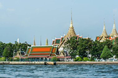 2011.04.30, Bangkok, Tayland. Bir Wat nehir görünümü - Budist tapınaklar ve Bangkok diğer binalar ve nehir tarafından yüzen tekneler bir tür. Tekne ile Asya'da seyahat.