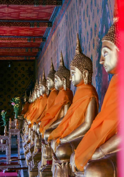 2011 Bangkok Thailand Right Side View Row Golden Buddhas Statues — Stock Photo, Image