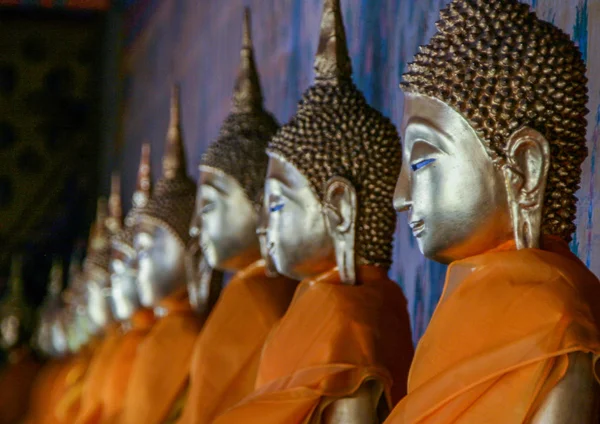 2011 Bangkok Thailand Right Side View Row Golden Buddhas Statues — Stock Photo, Image