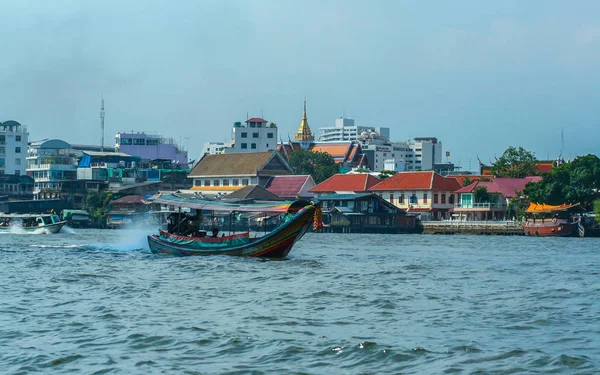 2011.04.30, Bangkok, Tayland. Bir Wat nehir görünümü - Budist tapınaklar ve Bangkok diğer binalar ve nehir tarafından yüzen tekneler bir tür. Tekne ile Asya'da seyahat.