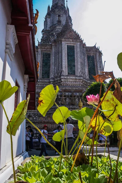 2011 Bangkok Tailandia Turistas Escalando Estructura Wat Arun Fondo Del — Foto de Stock