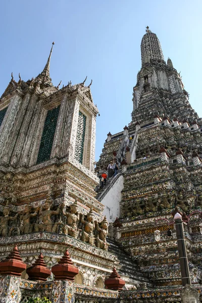 2011 Bangkok Thajsko Turisté Šplhali Struktuře Wat Arun Pozadí Modrého — Stock fotografie