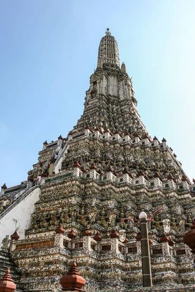 2011 Bangkok Thailandia Turisti Che Salgono Struttura Wat Arun Sfondo — Foto Stock