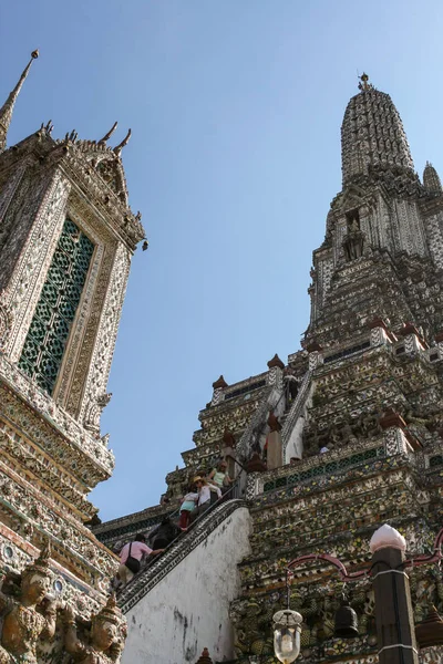 2011 Bangkok Tailandia Turistas Escalando Estructura Wat Arun Fondo Del — Foto de Stock