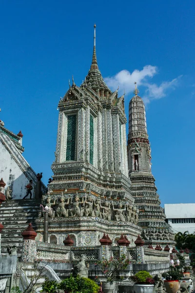 2011 Bangkok Tailandia Turistas Escalando Estructura Wat Arun Fondo Del — Foto de Stock
