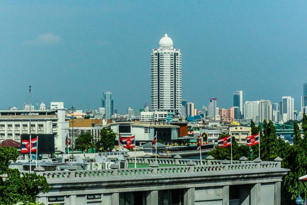 2011 사원과 방콕의 건물과 강가에 떠있는 보트의 보트로 아시아 — 스톡 사진