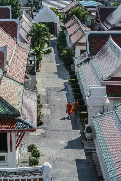 2011 Bangkok Tajlandia Widok Powietrza Dwóch Mnichów Buddyjskich Ubrany Pomarańczowe — Zdjęcie stockowe