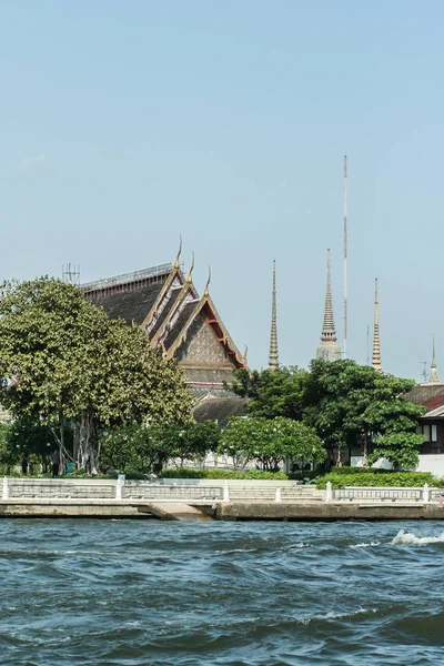2011.04.30, Bangkok, Tayland. Bir Wat nehir görünümü - Budist tapınaklar ve Bangkok diğer binalar ve nehir tarafından yüzen tekneler bir tür. Tekne ile Asya'da seyahat.