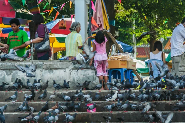 2011 Bangkok Thailand Toeristen Locals Wandelen Het Groene Park Aan — Stockfoto