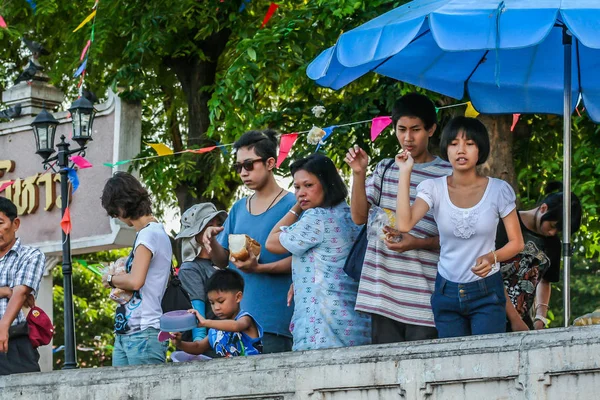 2011 Bangkok Thailand Little Boy Feeding Fishes River People Walking — Stock Photo, Image