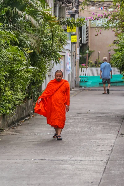 2011 Bangkok Tajlandia Buddyjski Mnich Ubrany Pomarańczowe Szaty Chodzenie Wąskiej — Zdjęcie stockowe