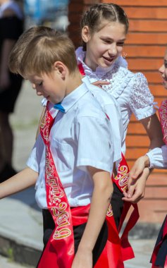2019.05.22, Maloyaroslavets, Rusya. Öğretim yılının sona ermesi partisinde ilkokul öğrencileri. Gülümseyen ve mutluluk çocuklar.
