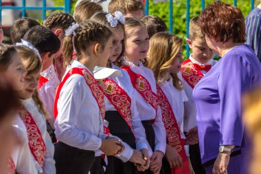 2019.05.22, Maloyaroslavets, Rusya. On bir yaşında öğrenciler ve orada öğretim yılı sonunda töreninde öğretmen.