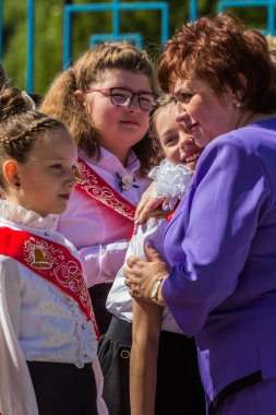 2019.05.22, Maloyaroslavets, Rusya. Öğretmen okul yılı sonu töreninde güzel öğrenci sarılma.