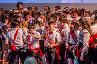 2019.05.22, Maloyaroslavets, Rusya. Öğretmen, okuldaki mezuniyet partisinde öğrencileri tarafından kuşatıldı. Öğrenciler ve orada öğretmen baloda.