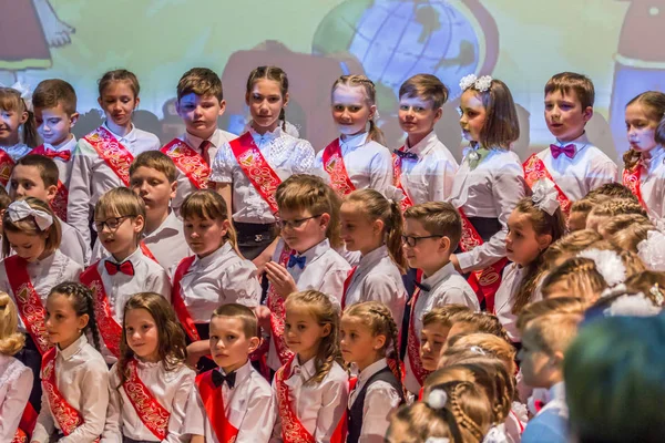 2019 Maloyaroslavets Russie Choeur Élèves Debout Sur Scène Étudiants Festifs — Photo