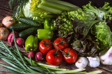 Karanlıkta taze sebze seti. ahşap arka planda vejetaryen gıda. bahçeden sebze hasat.