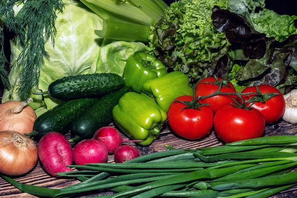 Conjunto Verduras Frescas Oscuridad Comida Vegetariana Sobre Fondo Madera Cosecha — Foto de Stock