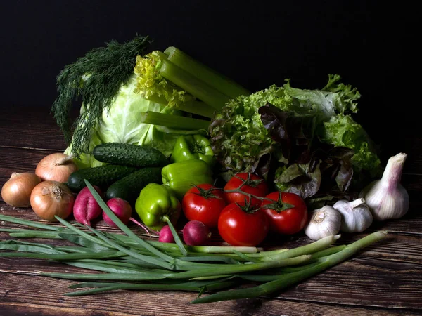 Conjunto Verduras Frescas Oscuridad Comida Vegetariana Sobre Fondo Madera Cosecha — Foto de Stock