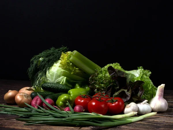 Conjunto Verduras Frescas Oscuridad Comida Vegetariana Sobre Fondo Madera Cosecha — Foto de Stock