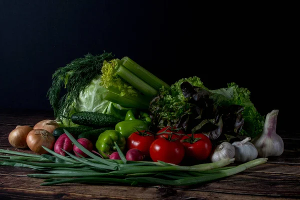 Conjunto Verduras Frescas Oscuridad Comida Vegetariana Sobre Fondo Madera Cosecha — Foto de Stock