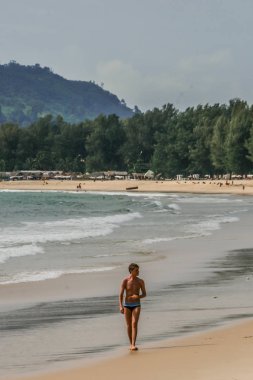 2011.05.04, Phuket, Tayland. Deniz manzarası ve Phuket sahilde manzara. Asya'yı dolaşın. Sahilde dinlenen turistler.