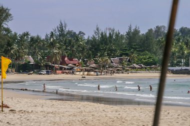 2011.05.04, Phuket, Tayland. Deniz manzarası ve Phuket sahilde manzara. Asya'yı dolaşın. Sahilde dinlenen turistler.