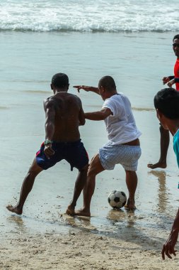2011.05.02, Phuket, Tayland. Yerel erkekler okyanusun arka planda sahilde futbol oynuyor.