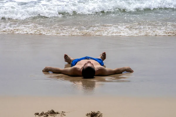 2011 Phuket Thailandia Giovane Uomo Che Indossa Pantaloncini Bagno Sdraiato — Foto Stock