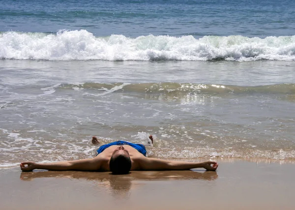 2011 Phuket Tailandia Joven Con Pantalones Cortos Natación Acostado Boca —  Fotos de Stock