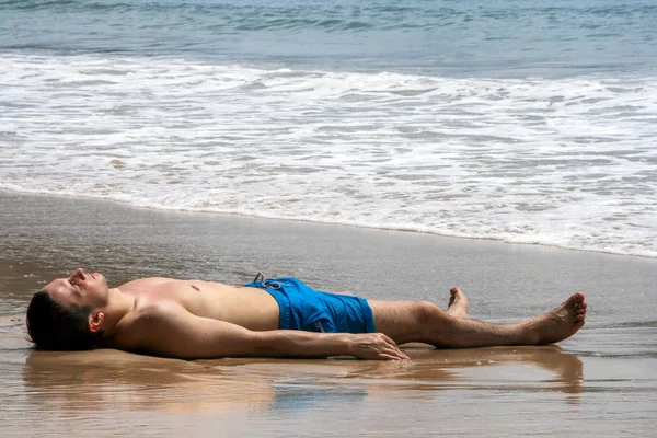 2011 Phuket Tajlandia Młody Mężczyzna Noszenie Szorty Kąpielowe Leżącego Płasko — Zdjęcie stockowe