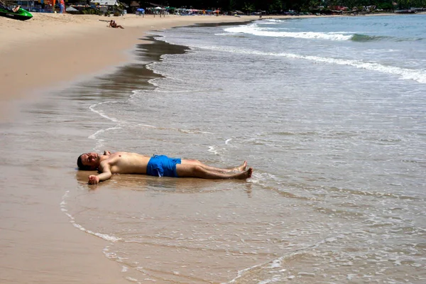 2011 Phuket Thailand Ein Junger Mann Badehose Flach Auf Dem — Stockfoto