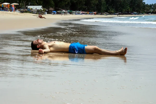 2011 Phuket Tailandia Joven Con Pantalones Cortos Natación Acostado Boca — Foto de Stock