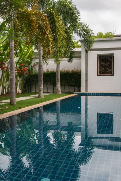 2011 Phuket Tailandia Piscina Rodeada Palmeras Patio Villa — Foto de Stock