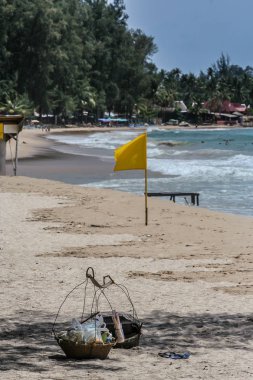2011.05.06, Phuket, Tayland. Sahilde sarı bayrak. Tayland'ı gezin. Deniz manzarası ve sahil şeridi.