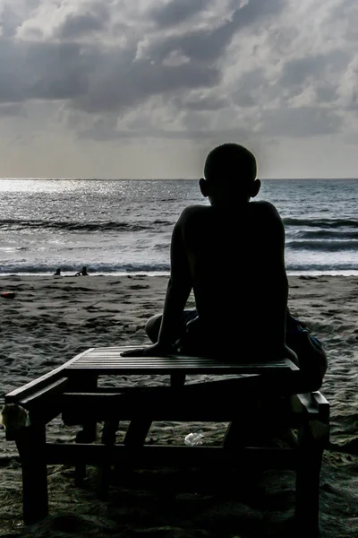 2011 Phuket Thailandia Silhouette Del Bambino Seduto Sul Lettino Spiaggia — Foto Stock