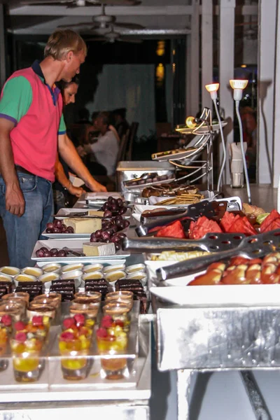 2011 Пхукет Таиланд Туристы Выбирают Морепродукты Ресторане Дальнейшего Приготовления Пищи — стоковое фото